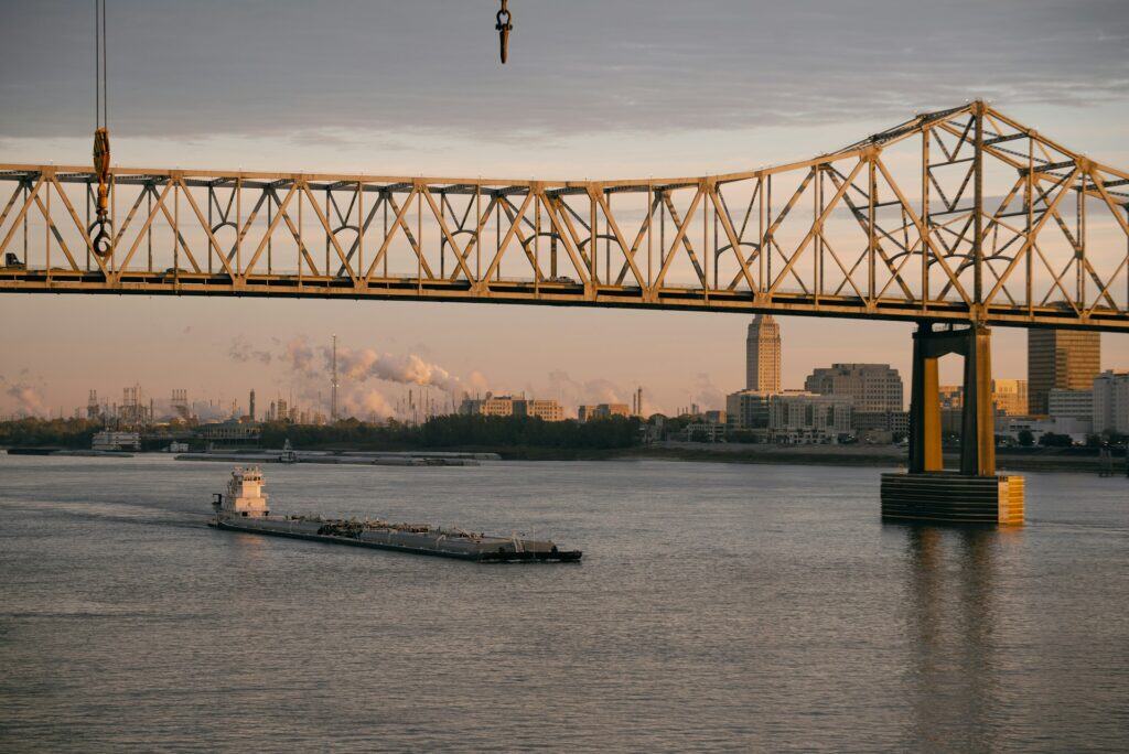 Brug over de Mississippi rivier in Louisiana met scheepvaart op de rivier.