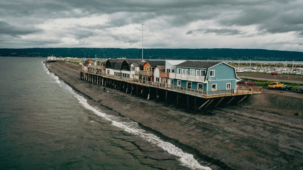 Dronezicht op bedrijven en woningen langs de Homer Spit in Homer, Alaska