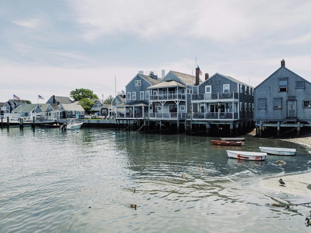 Huizen aan het water in de haven van Nantucket