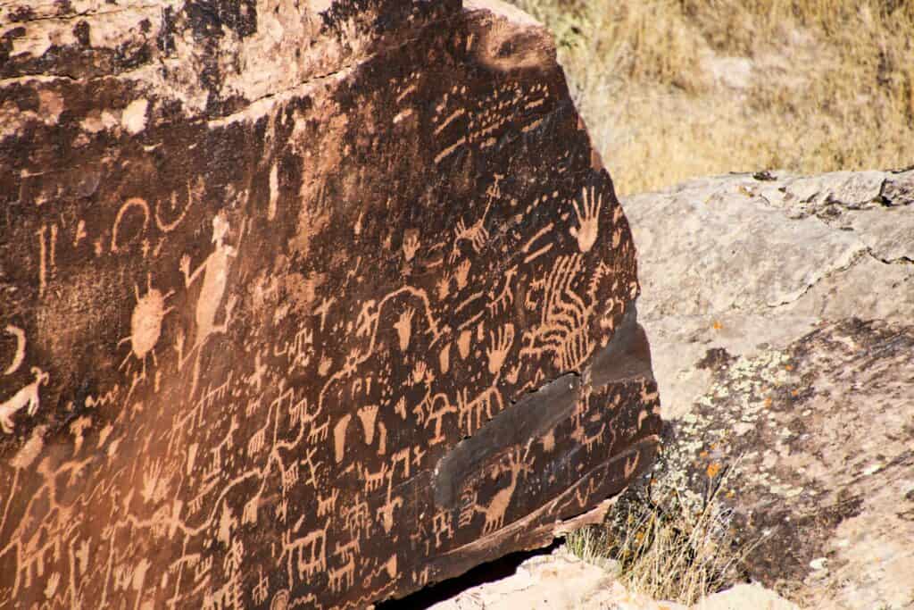 Newspaper rock in het Petrified Forest National Park, AZ, USA
