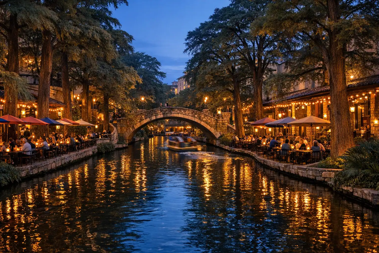 San Antonio River Walk bij schemering, cipressen langs het water, kaarsverlichte restaurants aan de oevers, stenen bruggen, warme lichten weerspiegeld in het water
