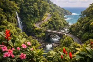 Road to Hana op Maui met kronkelende kustweg door tropisch regenwoud, waterval en turquoise oceaan
